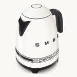 ⁦غلاية مياه كهربائية سميج بورش كلاسيك - كريمي فى أسود | Smeg x Porsche Electric Kettle - Cream & Black⁩ - الصورة ⁦3⁩