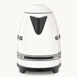 ⁦غلاية مياه كهربائية سميج بورش كلاسيك - كريمي فى أسود | Smeg x Porsche Electric Kettle - Cream & Black⁩ - الصورة ⁦4⁩