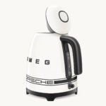 ⁦غلاية مياه كهربائية سميج بورش كلاسيك - كريمي فى أسود | Smeg x Porsche Electric Kettle - Cream & Black⁩ - الصورة ⁦5⁩