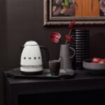 ⁦غلاية مياه كهربائية سميج بورش كلاسيك - كريمي فى أسود | Smeg x Porsche Electric Kettle - Cream & Black⁩ - الصورة ⁦6⁩